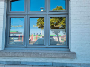 006_lettrage_sables_vitrine_enseigne_grafdesign_tournai_mouscron